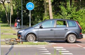 Fietser geschept door auto Van Beethovenlaan Schiedam