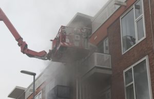 Moeder en kind van balkon gered bij woningbrand Brigantijnstraat Rotterdam