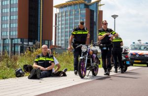 Agent geeft rugsteun na aanrijding Vlaardingerdijk Schiedam