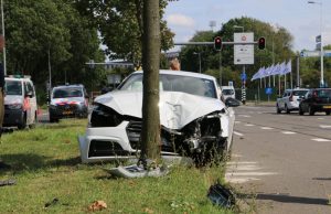 Bestuurder zonder rijbewijs parkeert auto tegen boom Horvathweg Rotterdam