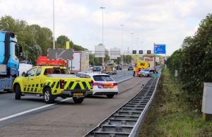 Auto tegen de vangrail na ongeval A20 Schiedam