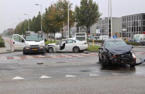 Behoorlijke schade na aanrijding Kiotoweg Rotterdam
