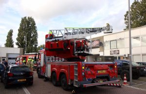 Brand in spuitcabine voor auto’s Weerestraat Rotterdam