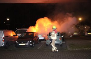Drie auto’s zwaar beschadigd na brand Piet van Gentstraat Schiedam