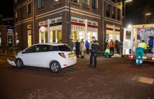 Inzittenden van auto vluchten na aanrijding met bezorgscooter Kreupelstraat Schiedam