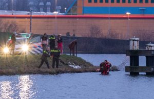 Agent redt meisje (14) uit de Schie Giessenbrug Rotterdam