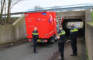Pakketbezorger te hoog voor laag viaduct Nolweg Maasdijk