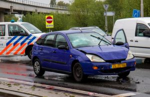 Veel schade bij kop-staart botsing Vlaardingerdijk Schiedam