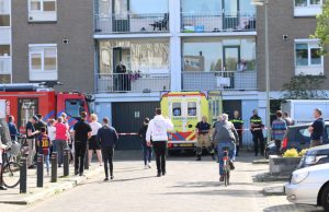 Traumahelikopter voor medische noodsituatie in een woning Vossiusstraat Vlaardingen