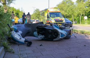 Joyrider zonder rijbewijs krijgt op moeders scooter een ongeval Burg. Heusdenslaan Vlaardingen