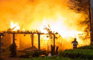 Twee tuinhuisjes volledig uitgebrand Schiedamsedijk Schiedam