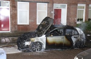 Elektrische auto volledig uitgebrand Mathenesserdijk Rotterdam