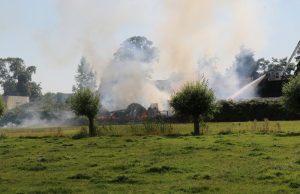 Veel rookontwikkeling bij brand in loodsen Willemoordseweg Schipluiden
