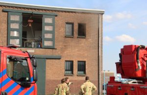 Veel zwarte rook bij gebouwbrand Radiostraat Rotterdam