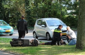 Snorscooter hard ten val door rechtopstaande stoeptegel Mozartlaan Schiedam