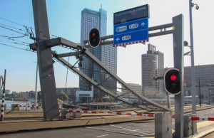 Ophangsysteem bovenleiding van tram breekt af op Erasmusbrug Erasmusbrug Rotterdam