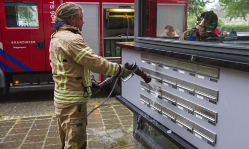 30 mei Politie onderzoekt brandstichtingen bij flat Vlaardingen