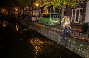 Twee scooters te water Lange Haven Schiedam