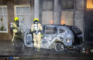 Autobrand slaat over naar woning Slagveld Brielle