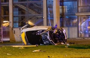 Groot gaslek nadat auto crasht Galileistraat Rotterdam