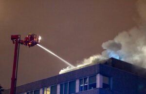 Grote brand op dak kantoorpand Havenstraat Schiedam