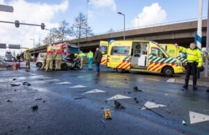 Flinke ravage na botsing Kanaalweg Rotterdam