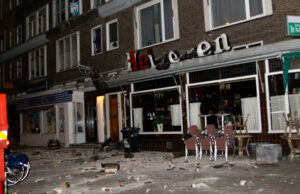 Gevel van woningen stort naar beneden Rubensplein Schiedam