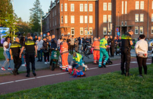 Scooterrijder botst tegen verkeerslichtpaaltje Beukelsweg Rotterdam