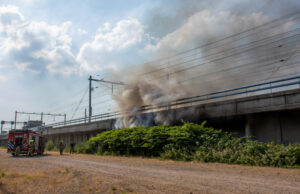 Flinke rookwolken bij brand onder spoorviaduct Horvathweg Rotterdam