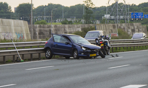 23 juni Auto knalt tegen de vangrail A20 Schiedam