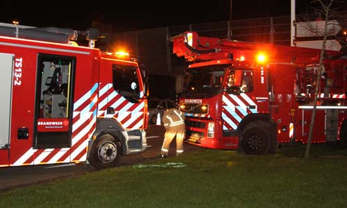18 december Hoogwerker brandweer komt vast te zitten na uitwijk manoeuvre Holysingel Vlaardingen