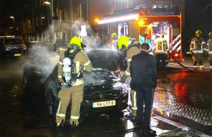 Auto beschadigd door brand Julianalaan Schiedam