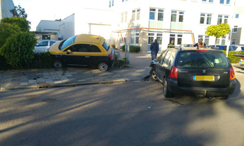 27 september Auto belandt in een struik na aanrijding Molenbaan Capelle aan den IJssel