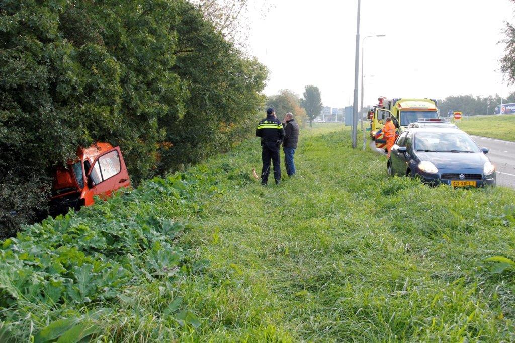 14 oktober Busje in de sloot na onwelwording bestuurder A20 Vlaardingen