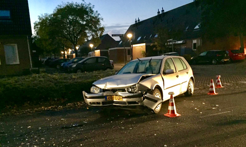 8 november Auto fors beschadigd bij botsing Kasteelweg Schiedam