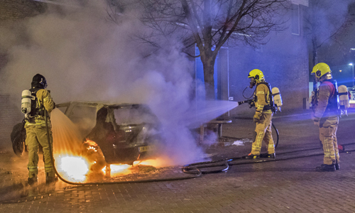 28 november Auto volledig uitgebrand Plesmanstraat Schiedam