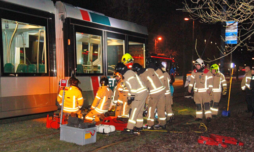 4 december Persoon bekneld onder tram na aanrijding Burgemeester van Haarenlaan Schiedam.