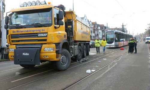 14 december Fietsster onder vrachtwagen na aanrijding Straatweg Rotterdam