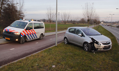 6 januari Auto rijdt tegen lantaarnpaal uit de grond ‘S-Gravelandseweg Schiedam