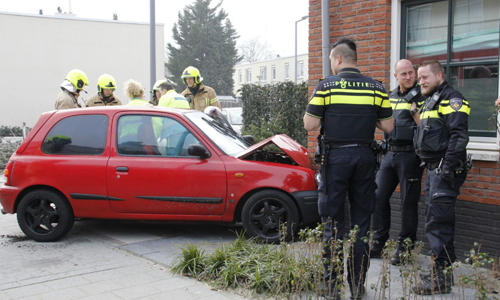 18 januari Auto rijd tegen gevel Koornwaardstraat Rotterdam