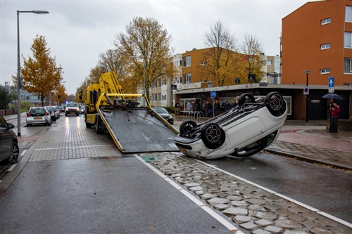 10 november Auto over de kop P.J. Troelstralaan Schiedam
