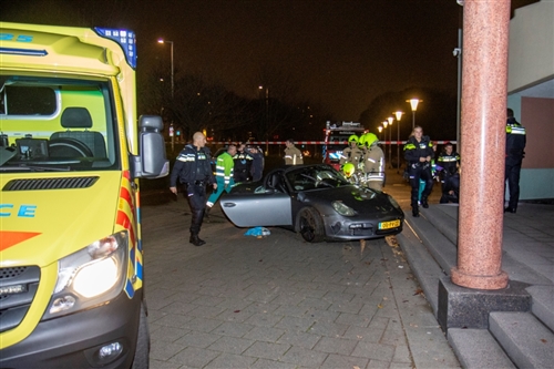 25 november Porsche rijdt boom omver bij ongeval Abraham van Stolkweg Rotterdam