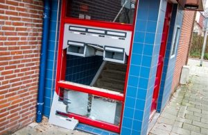 26 december Portiek verwoest door vuurwerkbom Adenauerlaan Vlaardingen