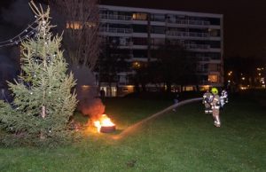 29 december Brandweer blust kerstboom en band Mr. L.A. Kesperweg Vlaardingen