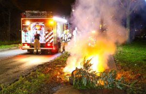 Brandweer blust brandende autobanden en kerstboom Vlaardingen
