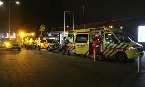 23 februari Storm blaast brancard met patient omver Dr. Wiardi Beckmansingel Vlaardingen