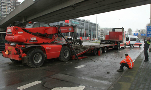 27 februari Graafmachine van vrachtwagen afgevallen Zuiderparkweg Rotterdam