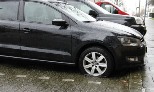 27 februari Banden van 7 auto’s lek gestoken Lekstraat Schiedam