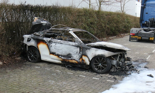 7 maart Auto brand volledig uit Admiraal Trompstraat Schiedam