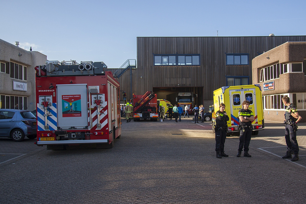 15 maart Vrachtwagen rijdt tegen gevel Abraham van Stolkweg Rotterdam
